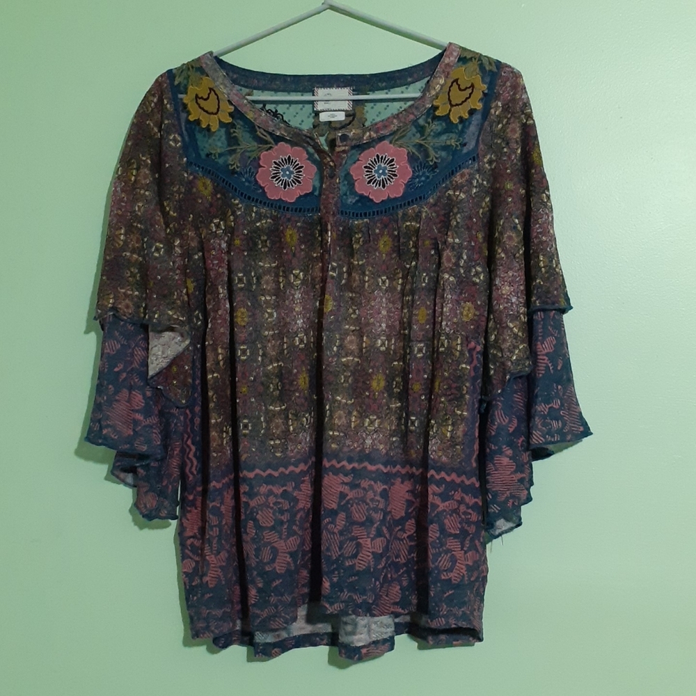 Boho blouse with tiered sleeves, tropical floral patterns- Johnny Was look alike